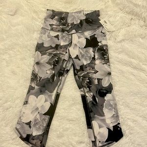 Old Navy Cropped Elevate Leggings. Size S Petite